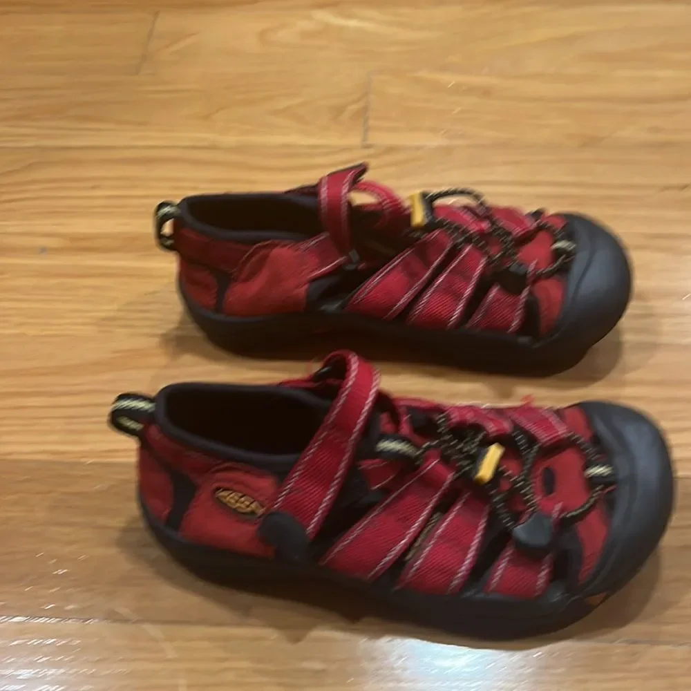 𝅺KEEN waterproof sandals size 2.